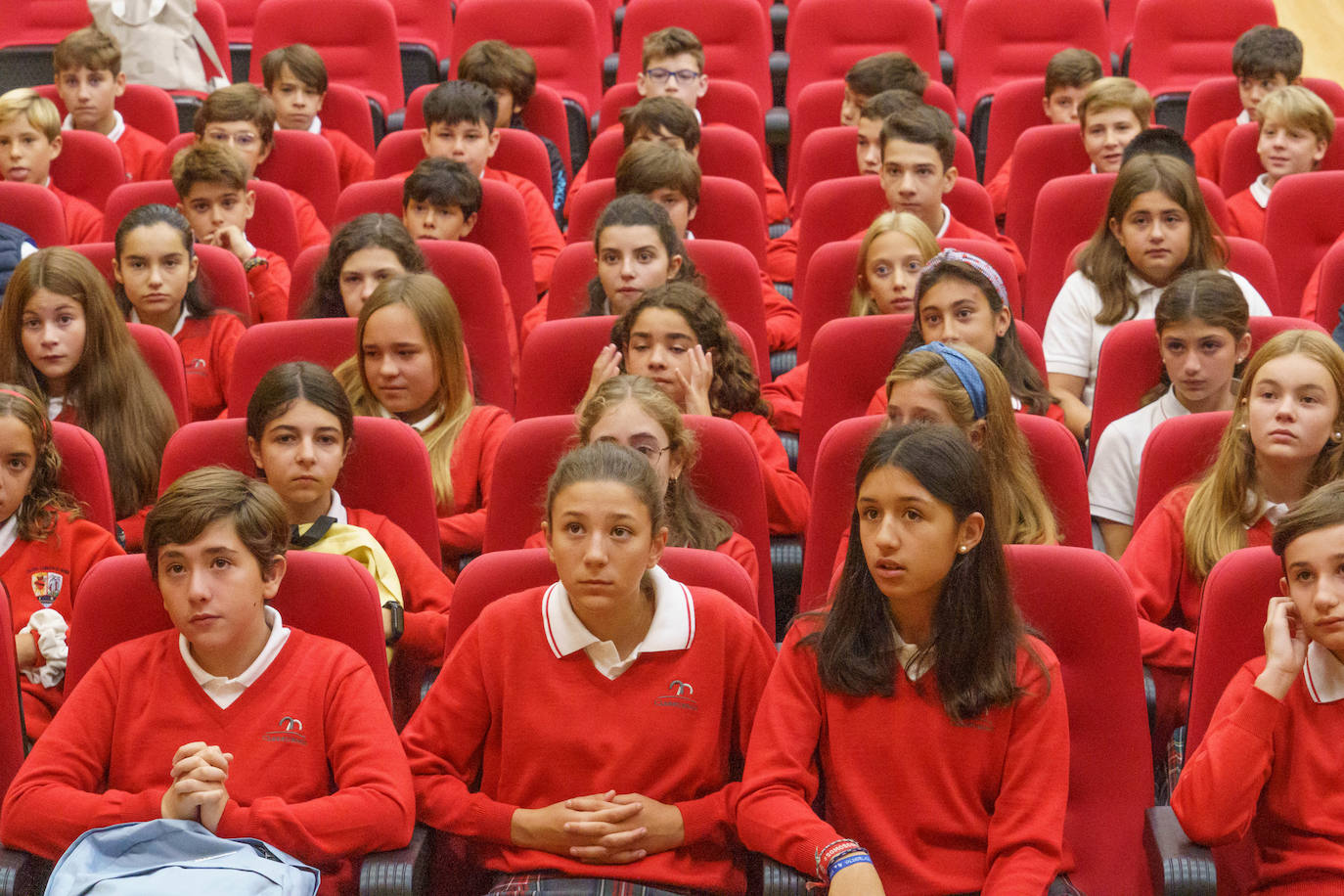 Fotos: Emoción y reencuentros en un curso escolar cambiado