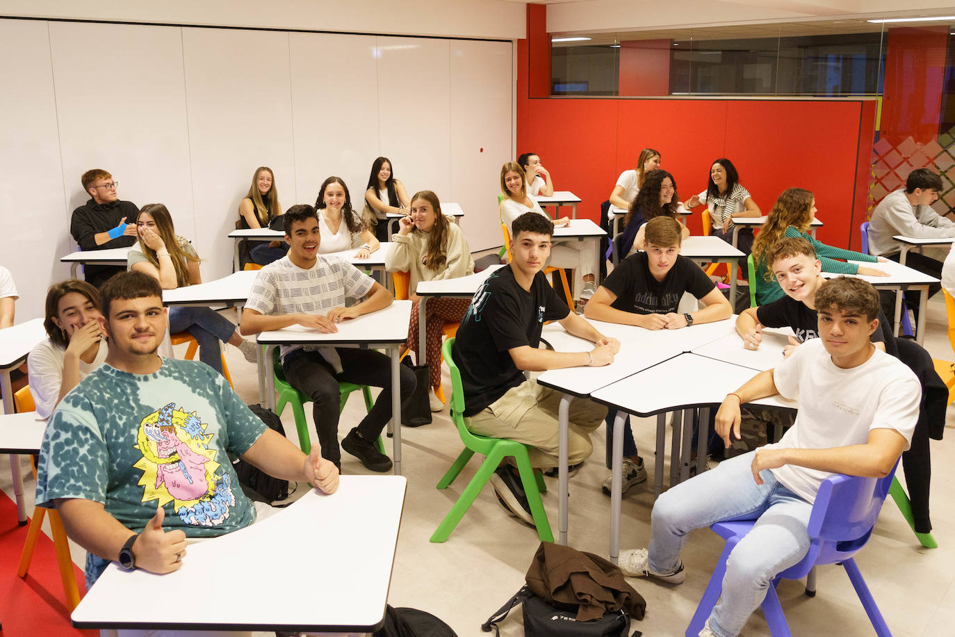 Fotos: Emoción y reencuentros en un curso escolar cambiado