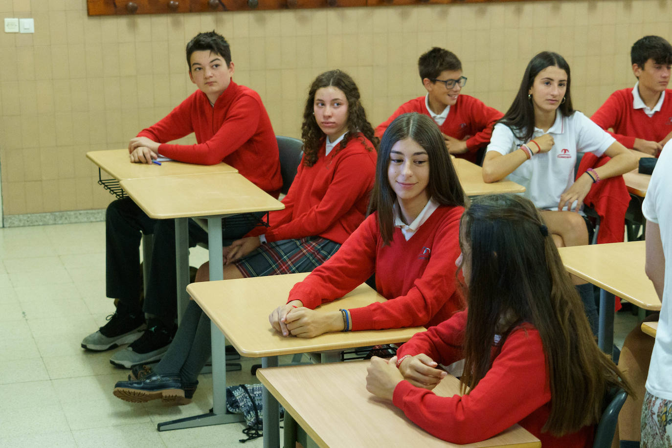 Fotos: Emoción y reencuentros en un curso escolar cambiado