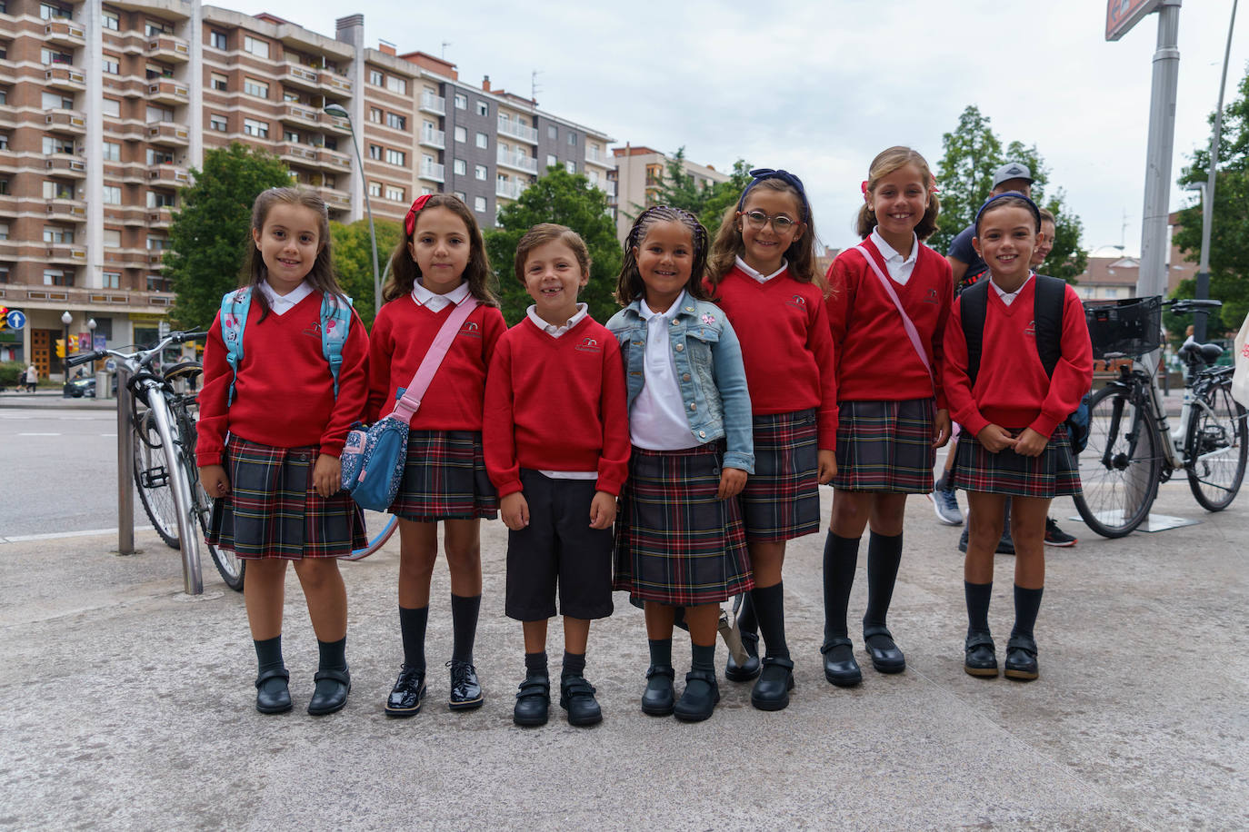 Fotos: Emoción y reencuentros en un curso escolar cambiado