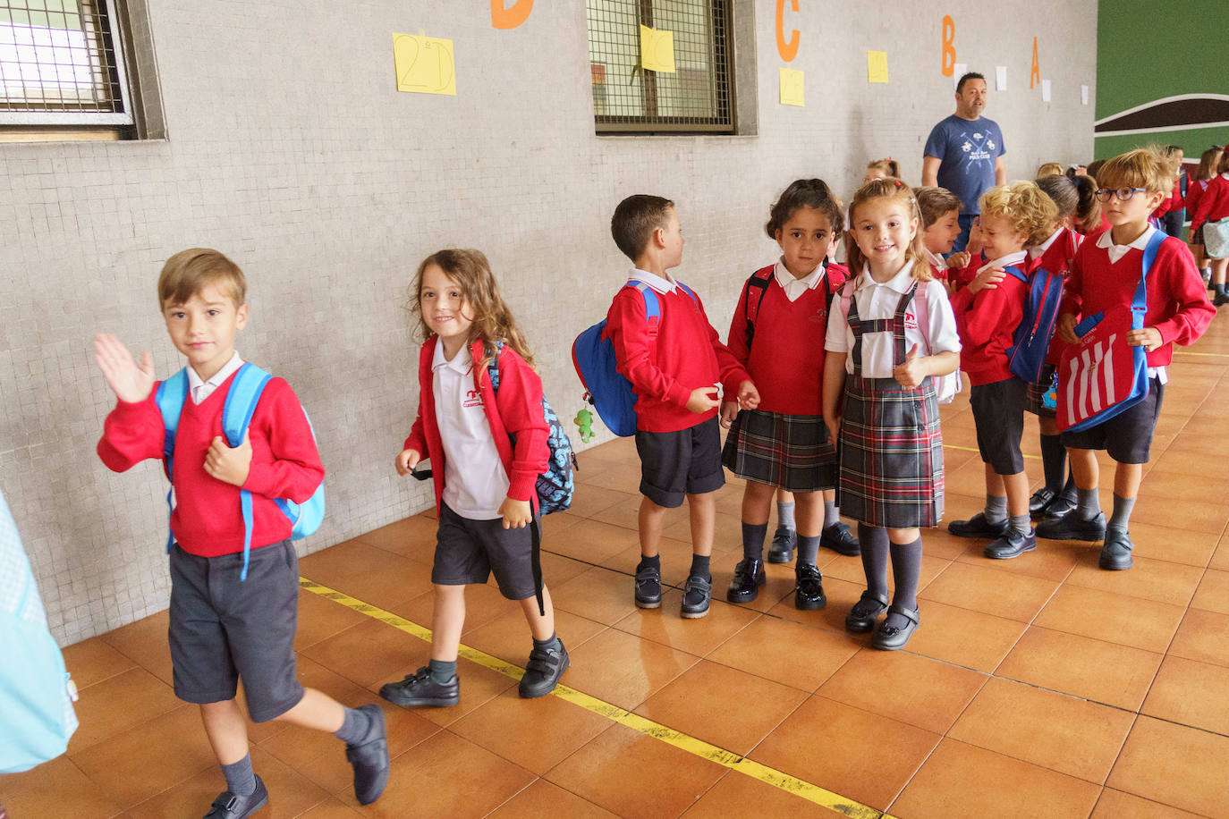 Fotos: Emoción y reencuentros en un curso escolar cambiado