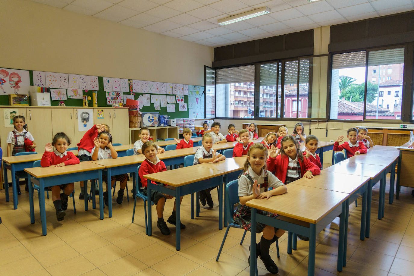 Fotos: Emoción y reencuentros en un curso escolar cambiado