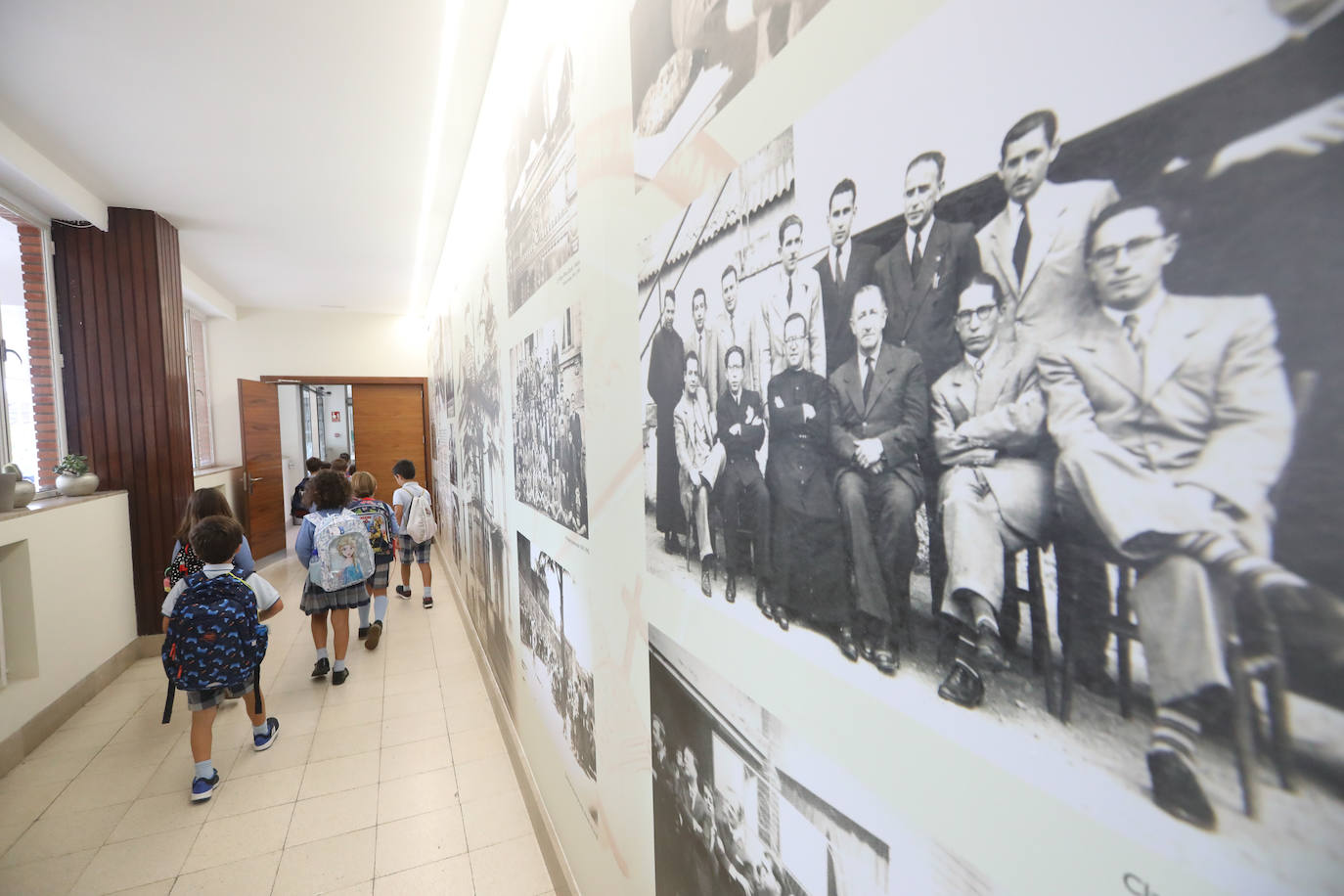 Fotos: Emoción y reencuentros en un curso escolar cambiado