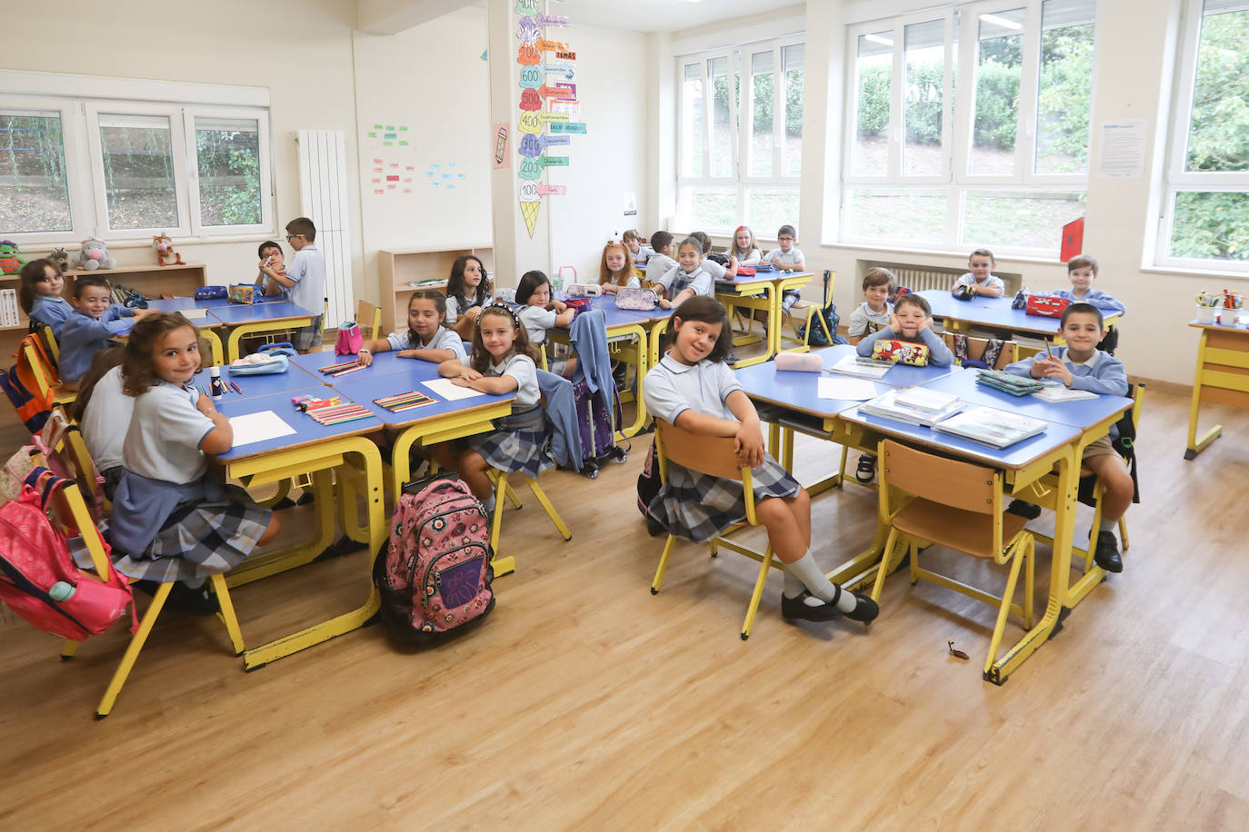 Fotos: Emoción y reencuentros en un curso escolar cambiado