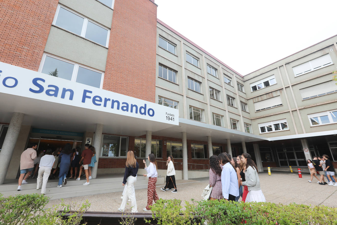 Fotos: Emoción y reencuentros en un curso escolar cambiado