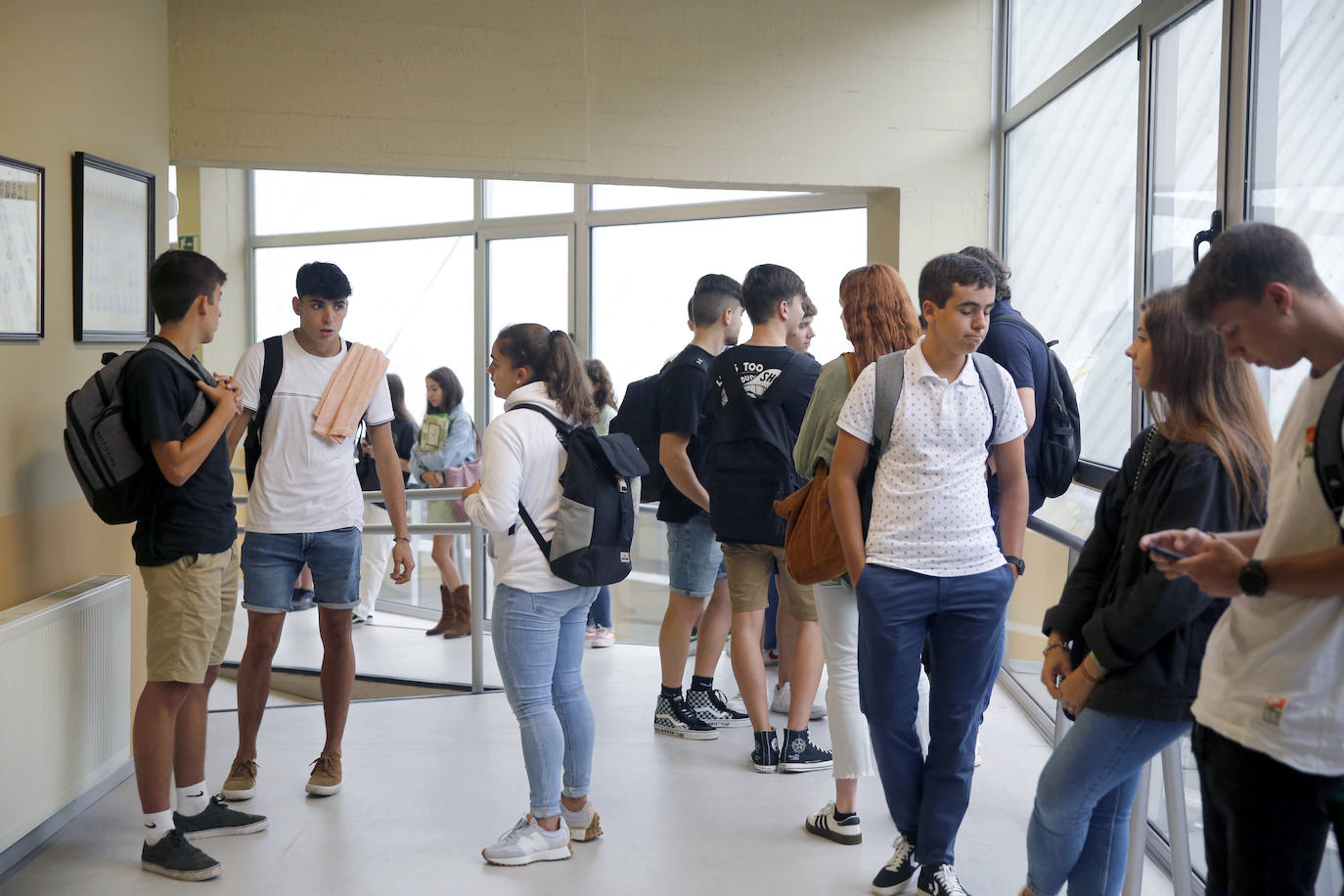 Fotos: Emoción y reencuentros en un curso escolar cambiado