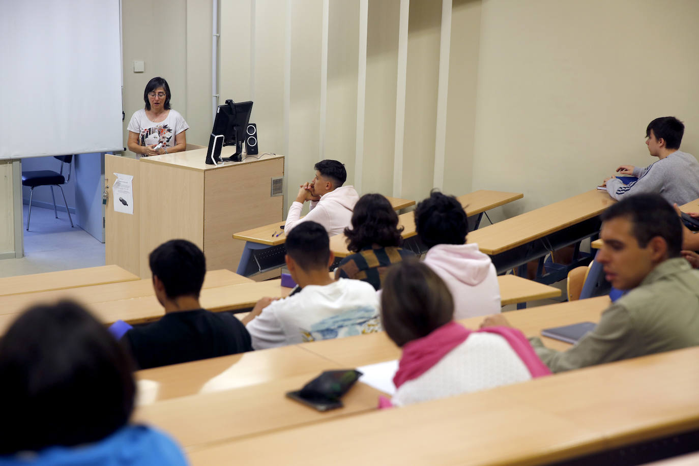 Fotos: Emoción y reencuentros en un curso escolar cambiado