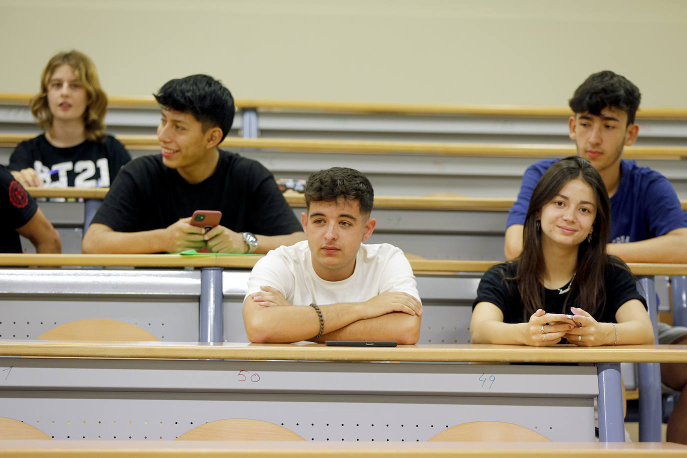 Fotos: Emoción y reencuentros en un curso escolar cambiado