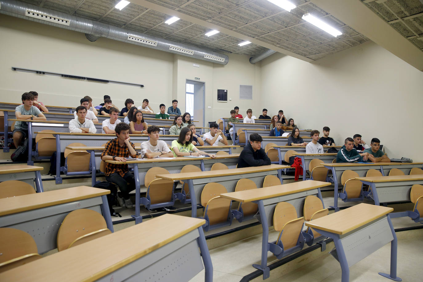 Fotos: Emoción y reencuentros en un curso escolar cambiado