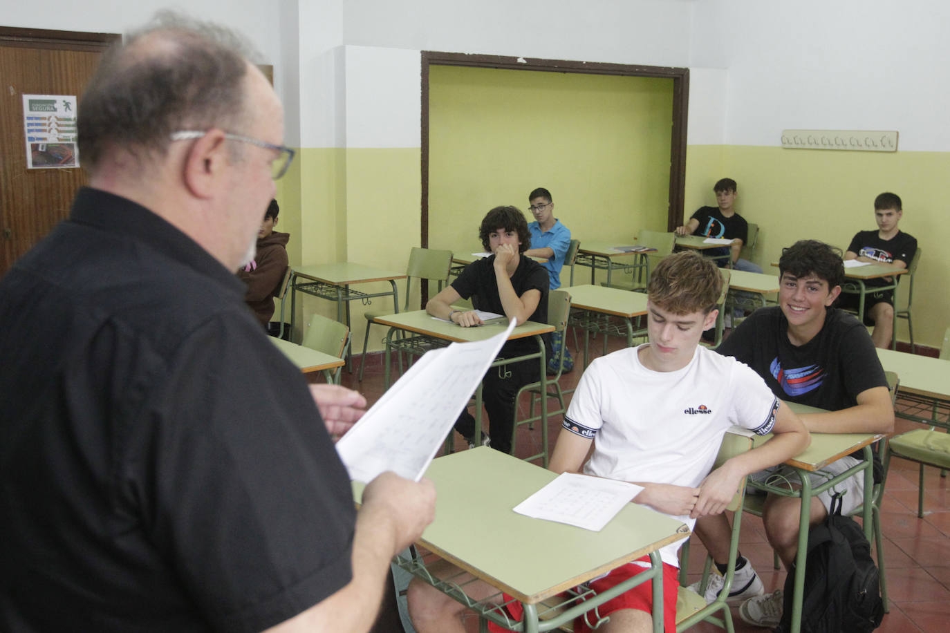 Fotos: Emoción y reencuentros en un curso escolar cambiado