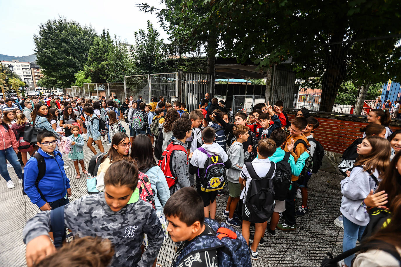 Fotos: Emoción y reencuentros en un curso escolar cambiado