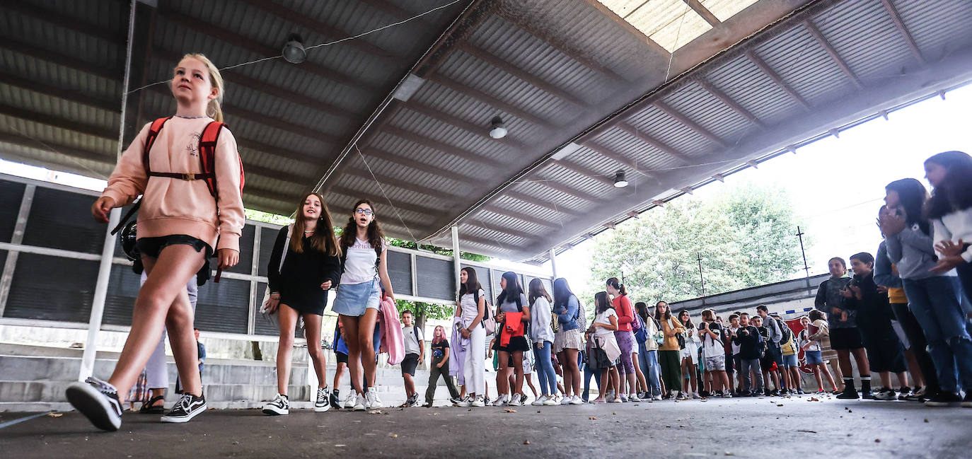 Fotos: Emoción y reencuentros en un curso escolar cambiado