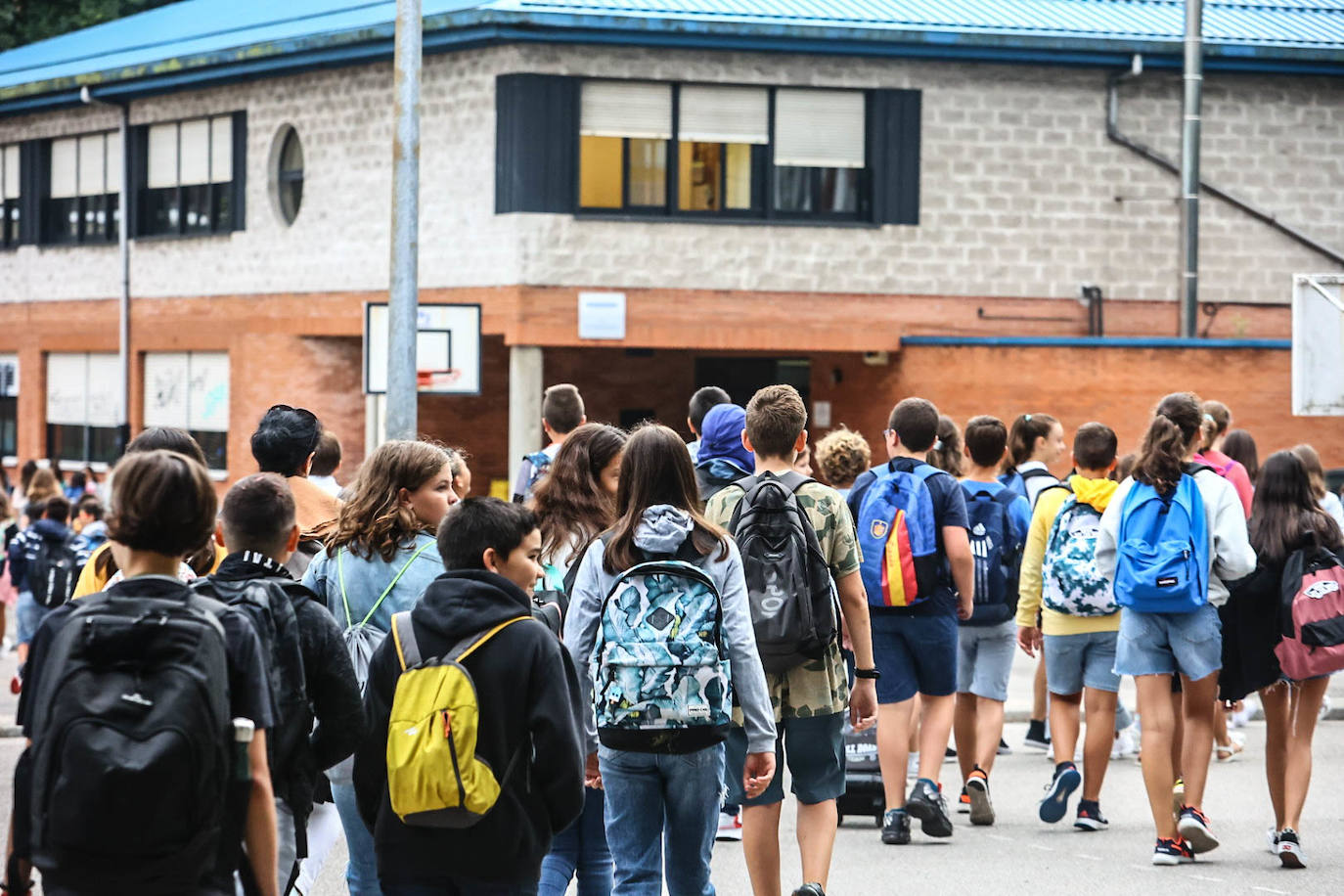 Fotos: Emoción y reencuentros en un curso escolar cambiado