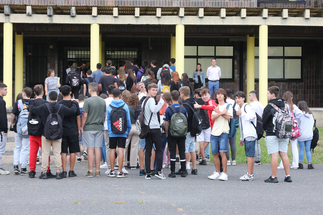 Fotos: Emoción y reencuentros en un curso escolar cambiado