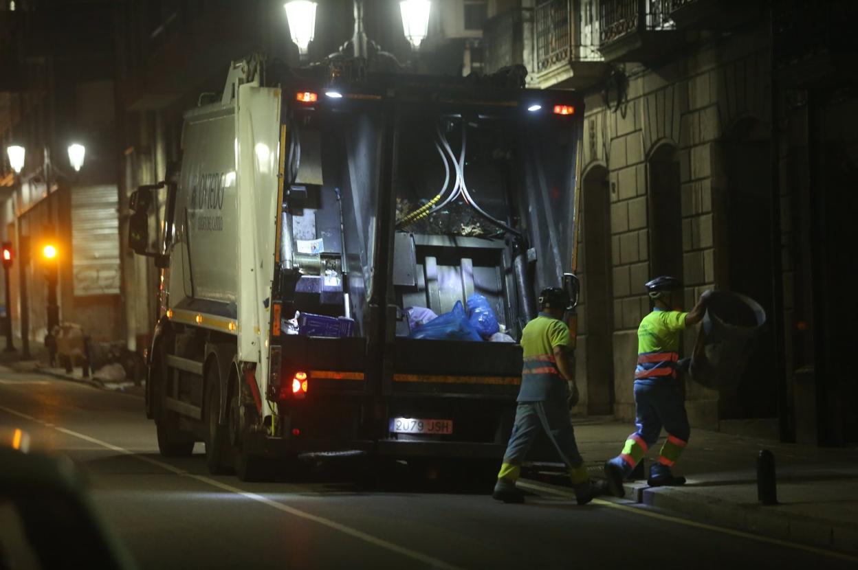 Operarios recogiendo basura en el centro de la ciudad. 