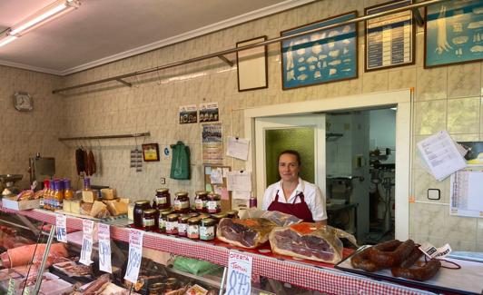 María Cruz Rivero, en la carnicería.