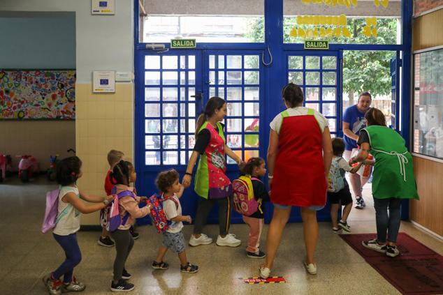 Fotos: Emoción y reencuentros en un curso escolar cambiado