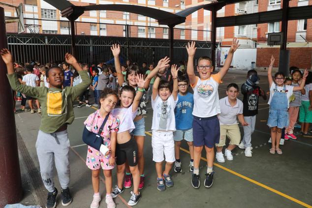 Fotos: Emoción y reencuentros en un curso escolar cambiado