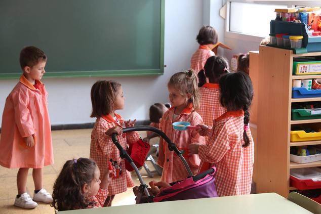 Fotos: Emoción y reencuentros en un curso escolar cambiado