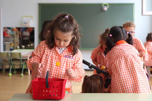 Fotos: Emoción y reencuentros en un curso escolar cambiado