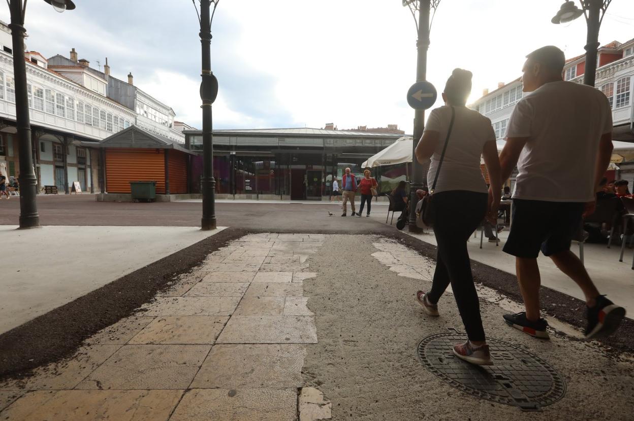 Las obras de repavimentación de la plaza aún están pendientes de remates.