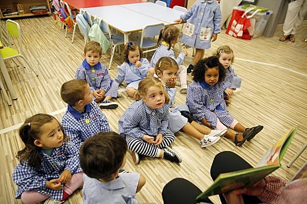 Los más pequeños. Los protagonistas del día son siempre, sin duda, los niños y niñas de tres años, que inician su andadura escolar. Este grupo, del colegio Jovellanos de Gijón. 
