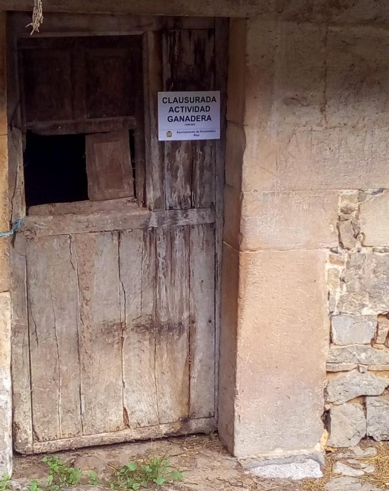 Cartel anunciando la clausura en una de las cuadras de Suarías. 