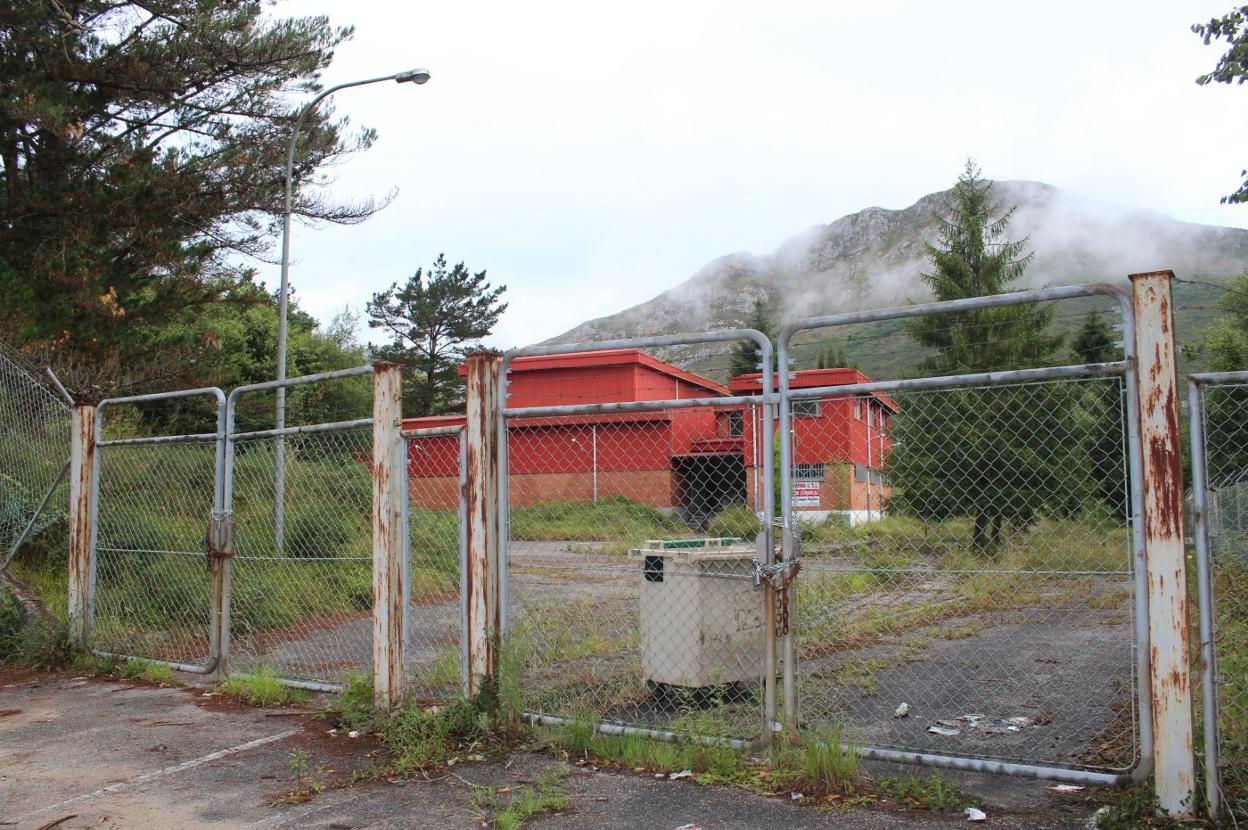 Sin actividad como matadero desde noviembre de 2017, el edificio permanece cerrado a la espera de la venta. 