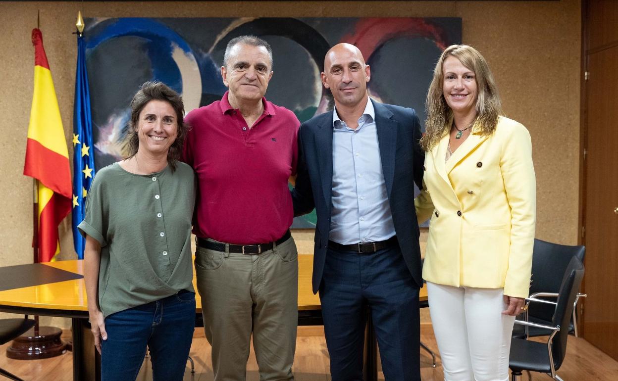 José Manuel Franco, Luis Rubiales, Yolanda Parga y Marta Frías Acedo posan tras el acuerdo en el CSD.