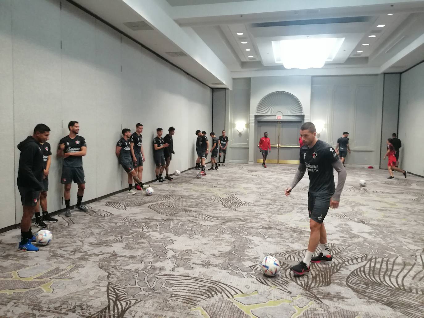 Jugadores del Atlas, durante un entrenamiento, este miércoles.