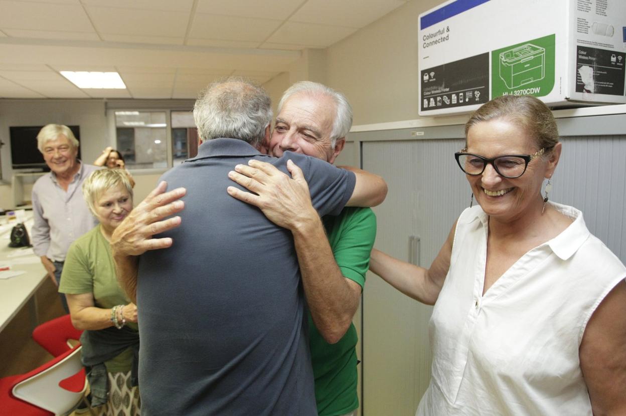 Carlos Zapico se abraza a Lorenzo Pañeda en presencia, entre otros, de Carmen Munárriz. 