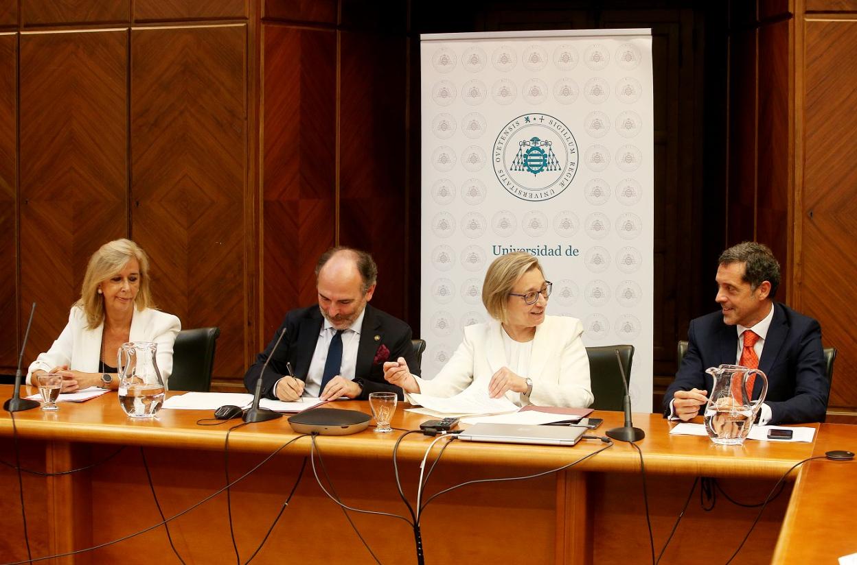 El rector firma el convenio con el Colegio de Notarios en presencia del decano de Derecho, Javier Teruelo. 