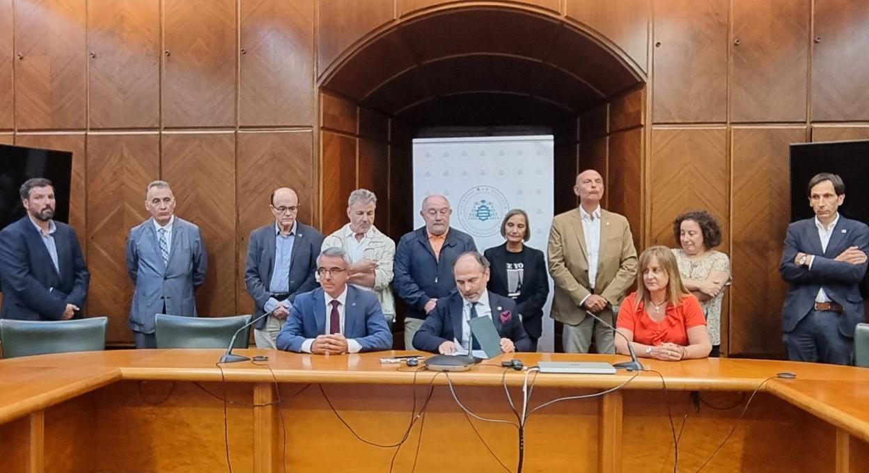 El rector, rodeado de todo el equipo, antes de iniciar la rueda de prensa, de carácter urgente. 