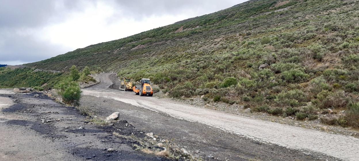 Las máquinas comenzaron ayer a trabajar en la antigua mina. 
