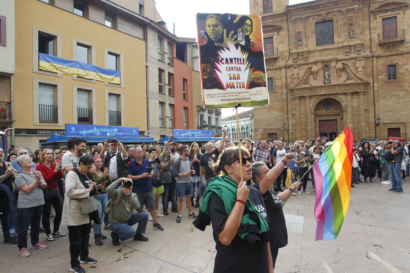 Fotos: Cientos de personas protestan contra el modelo de fiestas de San Mateo