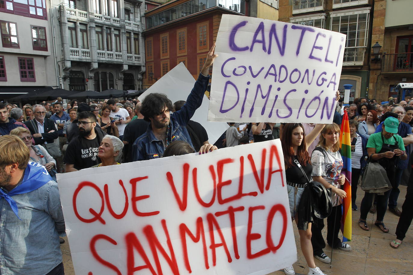 Fotos: Cientos de personas protestan contra el modelo de fiestas de San Mateo