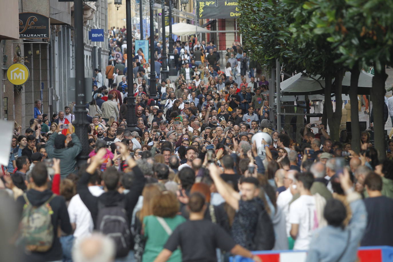 Fotos: Cientos de personas protestan contra el modelo de fiestas de San Mateo