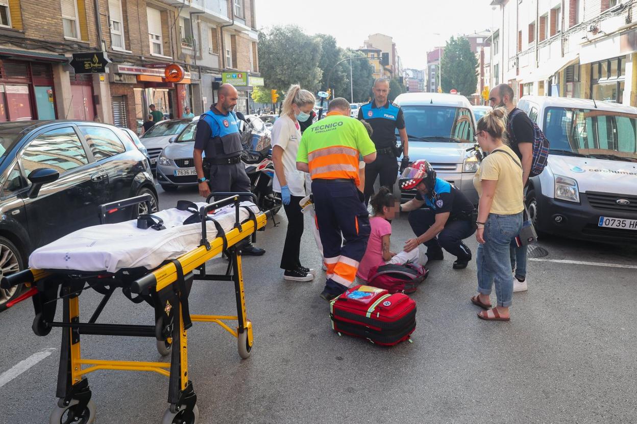 Sanitarios y policías atienden a la herida. 