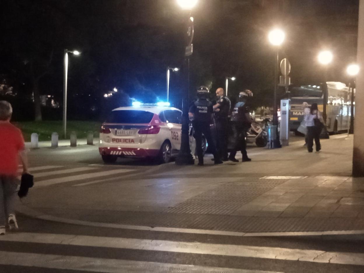 Policías locales, con el detenido dentro del coche en Puerta la Villa. 
