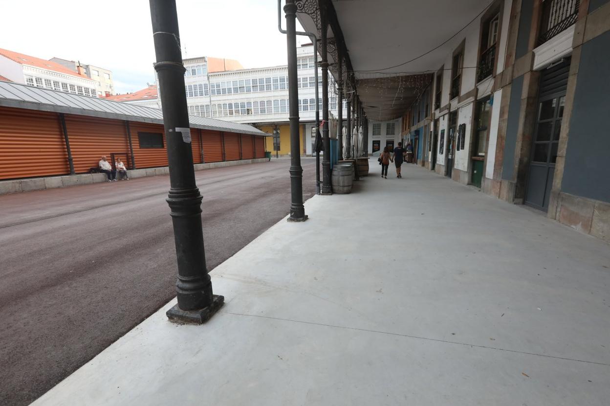 El nuevo firme de la plaza, pendiente de la concreción de la apariencia estética final de la parte de asfalto rojizo. 