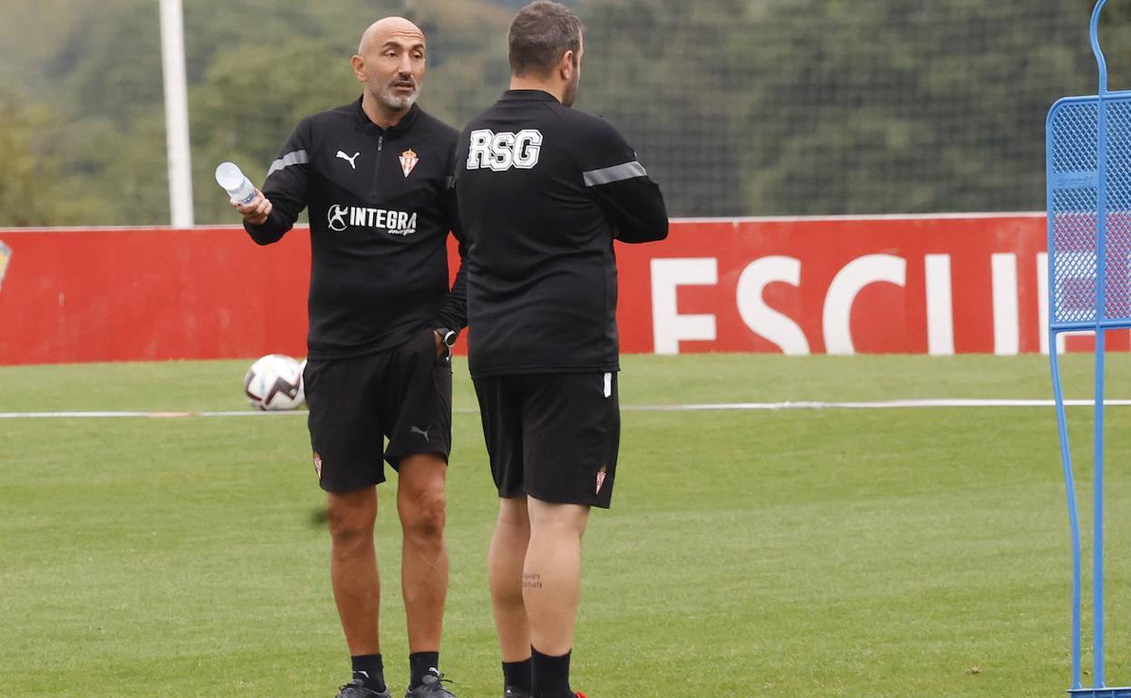 Abelardo charla con su asistente Borja de Matías, de espalda, esta mañana en Mareo