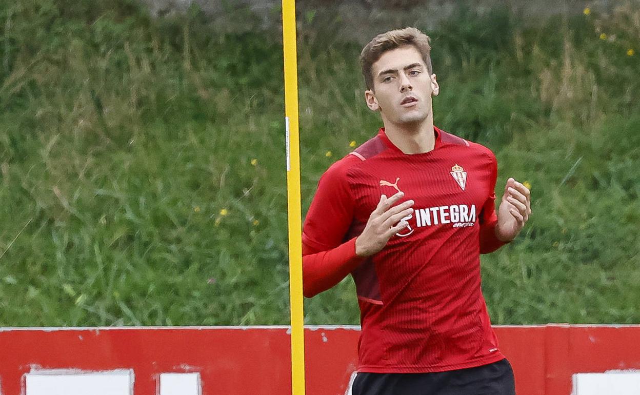 José Gragera, durante en el entrenamiento de hoy con el Sporting.