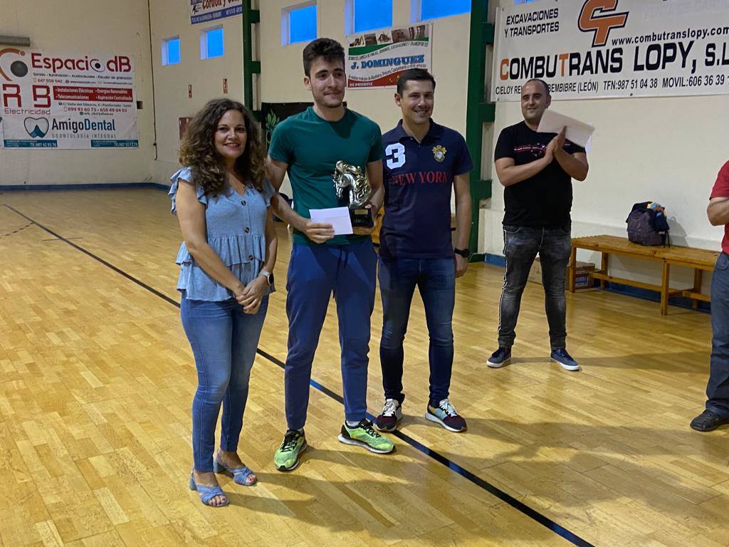 Jonás Prado recoge su trofeo de campeón del torneo. PABLO MORÁN 