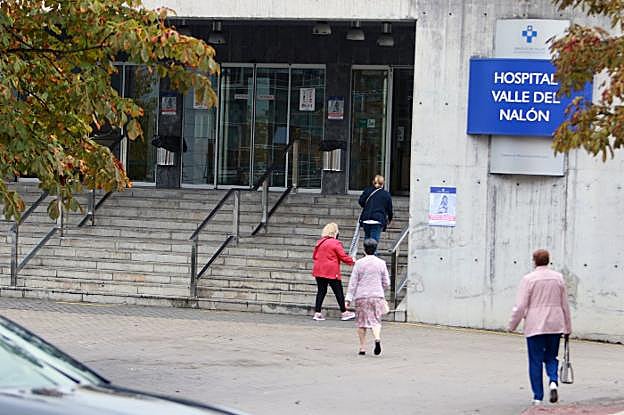 El hospital del valle del Nalón intentaba ayer volver a la normalidad, tras el crimen del miércoles. 