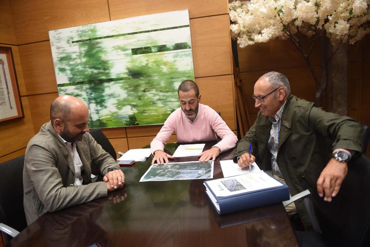 El director de Parque Principado, Fernando García;e l alcalde de Siero Ángel García, y el técnico municipal Juan Carlos Álvarez, ayer durante su reunión para desbloquear la obra. 