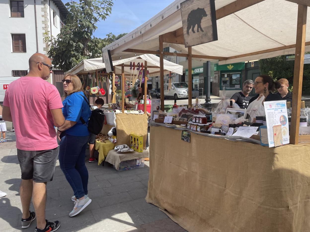 El mercado instalado en la plaza del Ayuntamiento de Caso. 