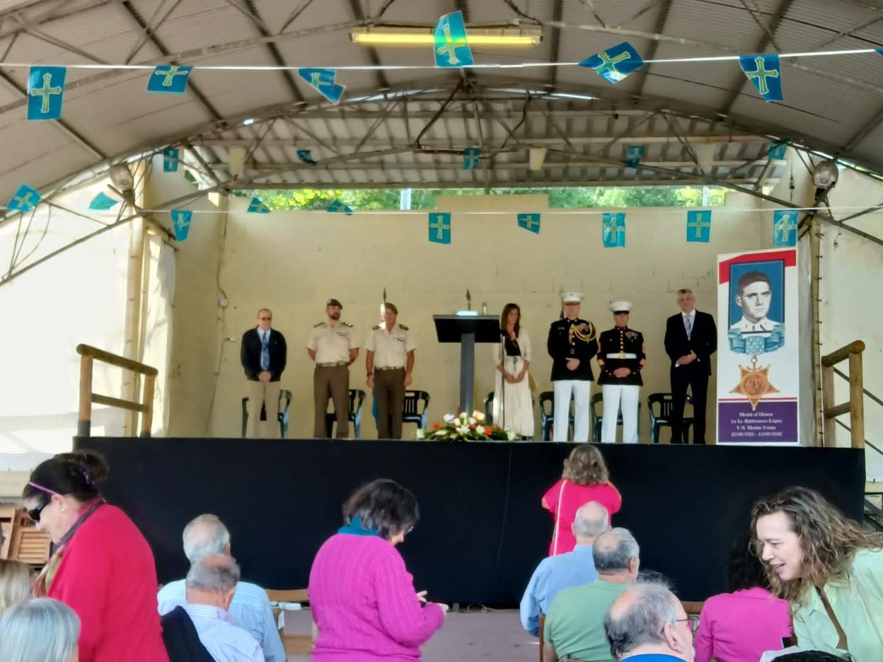 Autoridades civiles y militares durante el acto en Candamo. 