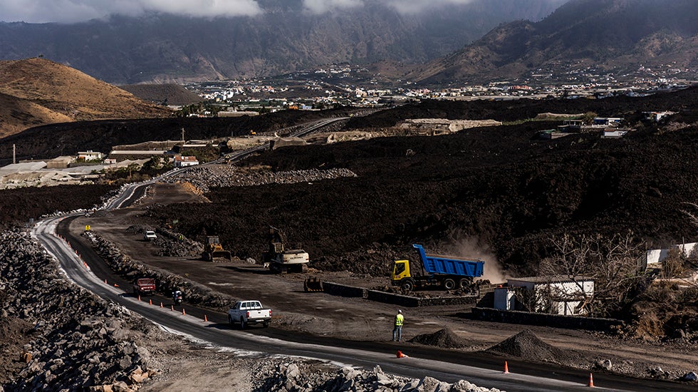 Vista de la carretera construida sobre la colada. Al fondo, la localidad de La Laguna.