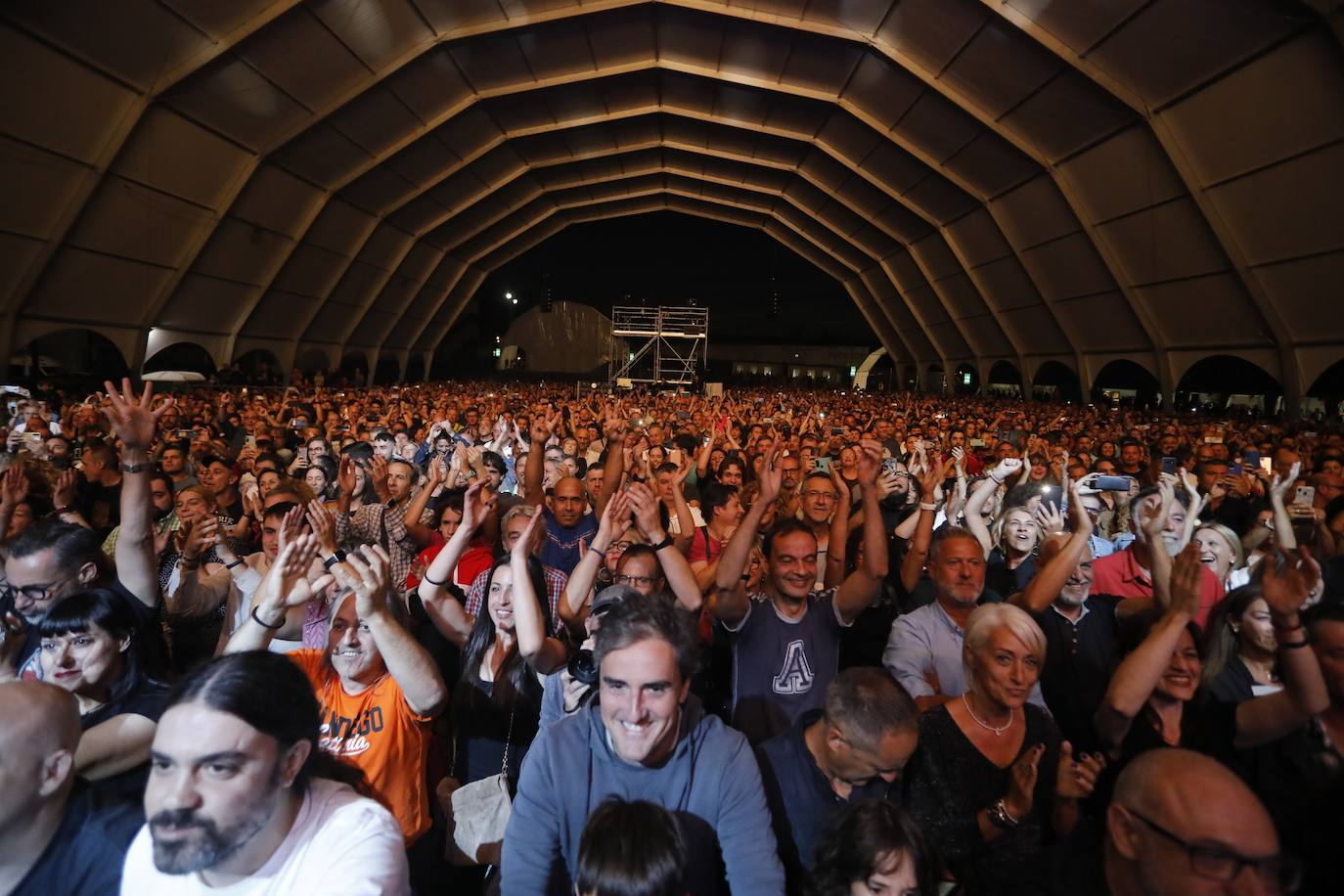 El público, con las manos en alto. 
