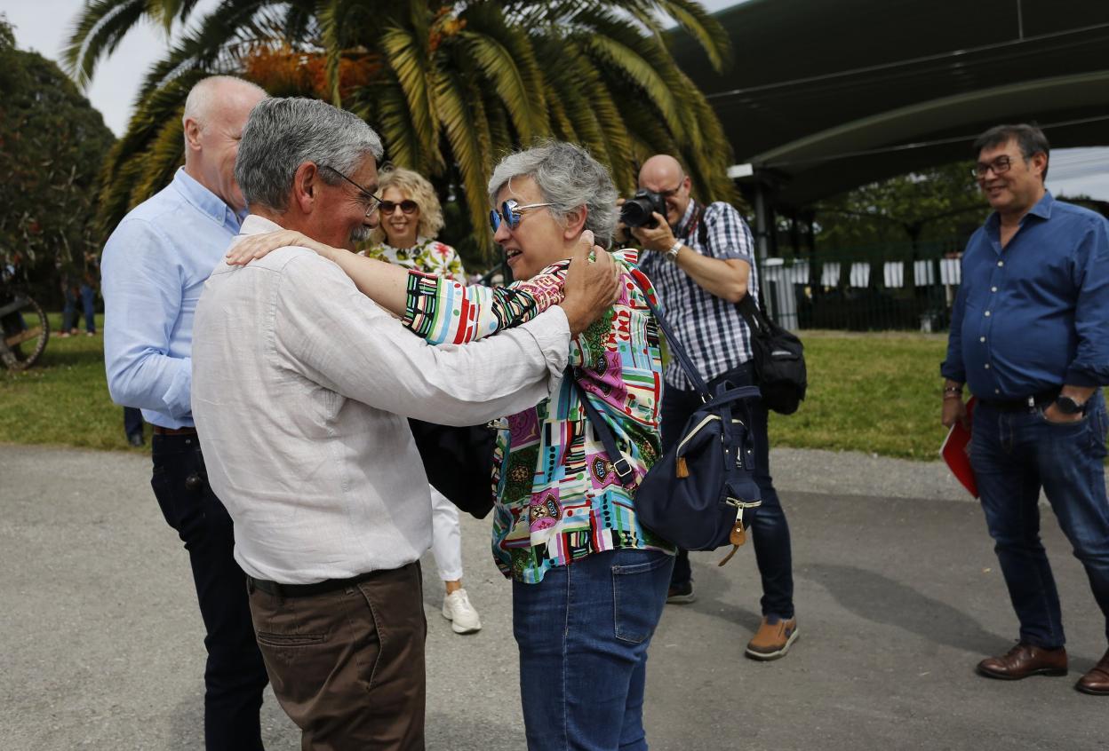 'Floro se saluda con la alcaldesa Ana González en presencia de Faustino Blanco, en 2019, en la fiesta anual de Proyecto Hombre. 